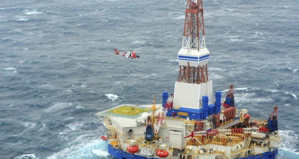 Shells-Kulluk-Drilling-Unit-Runs-Adrift-in-High-Seas-Off-Alaska-600x320